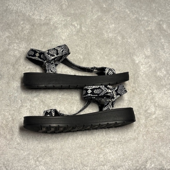 Steve Madden Black and White Snake Print Sandals Platforms Whimsygoth Witch Sz 8 - Picture 8 of 9